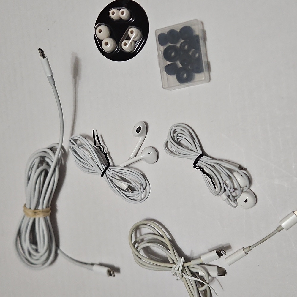 White Wired Apple Ear Buds with Accessories - Picture 6 of 7